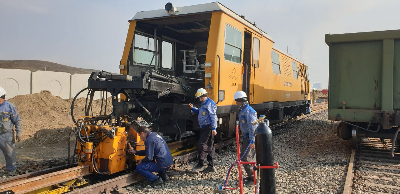 عملیات تعویض 8890 شاخه ریل و جوشکاری 8890 بند درزریل طویل به روش سربه سر جرقه ای با استفاده از ماشین و ترمیت