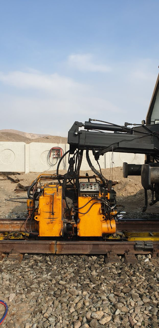 عملیات تعویض 8890 شاخه ریل و جوشکاری 8890 بند درزریل طویل به روش سربه سر جرقه ای با استفاده از ماشین و ترمیت