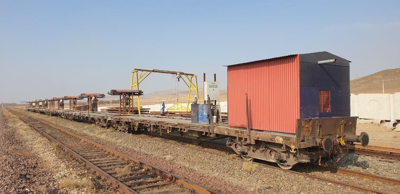 عملیات تعویض 8890 شاخه ریل و جوشکاری 8890 بند درزریل طویل به روش سربه سر جرقه ای با استفاده از ماشین و ترمیت