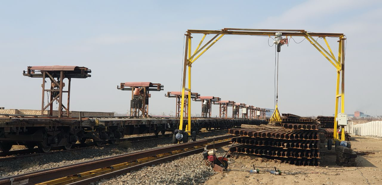 عملیات تعویض 8890 شاخه ریل و جوشکاری 8890 بند درزریل طویل به روش سربه سر جرقه ای با استفاده از ماشین و ترمیت