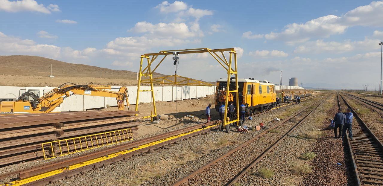 عملیات تعویض 8890 شاخه ریل و جوشکاری 8890 بند درزریل طویل به روش سربه سر جرقه ای با استفاده از ماشین و ترمیت