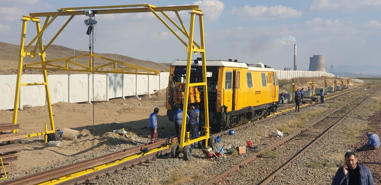 عملیات تعویض 8890 شاخه ریل و جوشکاری 8890 بند درزریل طویل به روش سربه سر جرقه ای با استفاده از ماشین و ترمیت